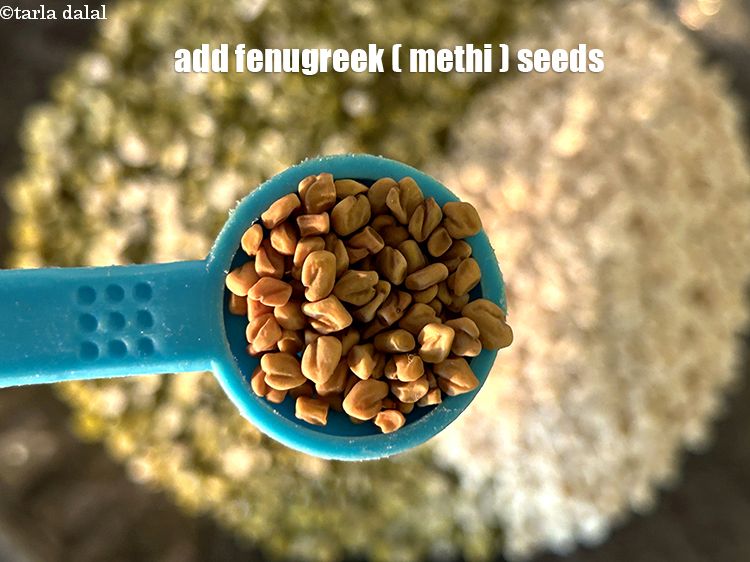 स्टेप 5 – १/२ टी-स्पून&nbsp;<a href=""https://www.tarladalal.com/glossary-fenugreek-seeds-methi-dana-methi-ke-dane-methi-seeds-hindi-991i"">मेथी के दाने</a>&nbsp;डालें।