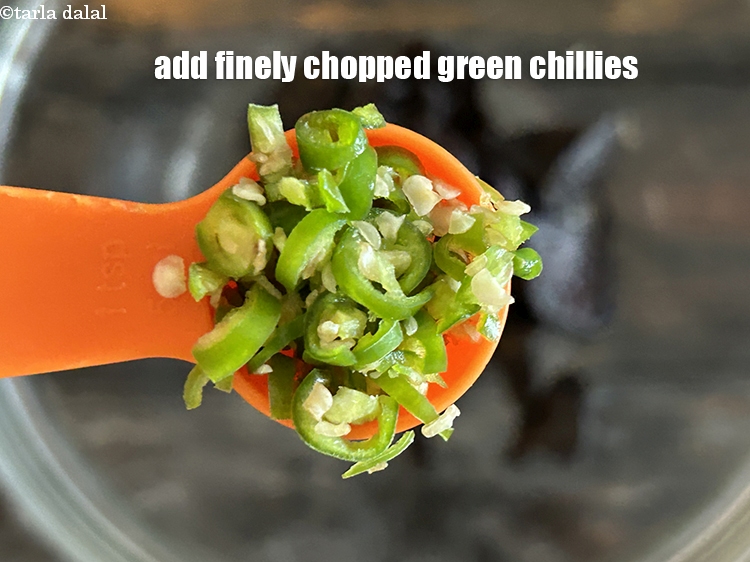 स्टेप 5 – २ टी-स्पून&nbsp;बारीक&nbsp;<a href=""https://www.tarladalal.com/glossary-chopped-green-chilli-hindi-820i"">कटी हरी मिर्च</a>&nbsp;डालें।