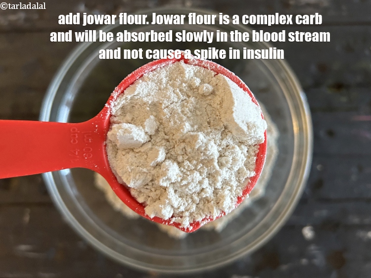 स्टेप 5 – १/४ कप&nbsp;<a href=""https://www.tarladalal.com/glossary-jowar-flour-jowar-ka-atta-white-millet-flour-sorghum-flour-hindi-483i"">ज्वार का आटा</a>&nbsp;डालें&nbsp;।&nbsp;<a href=""https://www.tarladalal.com/recipes-using-jowar-in-hindi-479"">ज्वार</a>&nbsp;एक कॉम्प्लेक्स कार्ब है और …