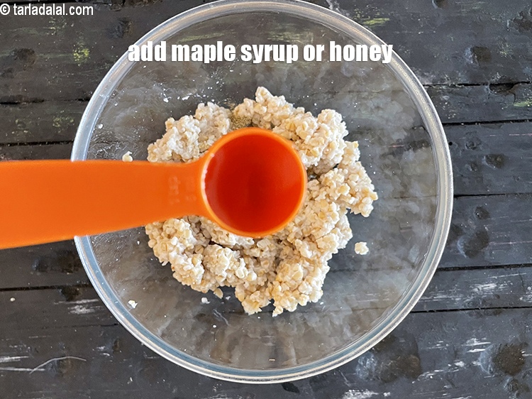 स्टेप 7 – १ टी-स्पून&nbsp;<a href=""https://www.tarladalal.com/glossary-maple-syrup-hindi-1042i"">मेपल सिरप</a>&nbsp;डालें।&nbsp;इसे मीठा करने के लिए इसमें एक …