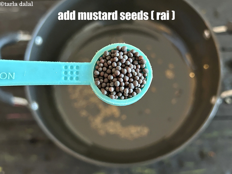 स्टेप 5 – १/२ टी-स्पून&nbsp;<a href=""https://www.tarladalal.com/glossary-mustard-seeds-sarson-rai-sarson-ke-beej-hindi-525i"">सरसों के बीज (राई)</a>&nbsp;डालें।