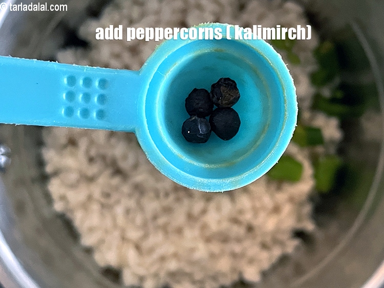 स्टेप 11 – 3 से 4&nbsp;<a href=""https://www.tarladalal.com/glossary-peppercorns-hindi-584i"" target=""_blank"">काली मिर्च </a>डालें।
