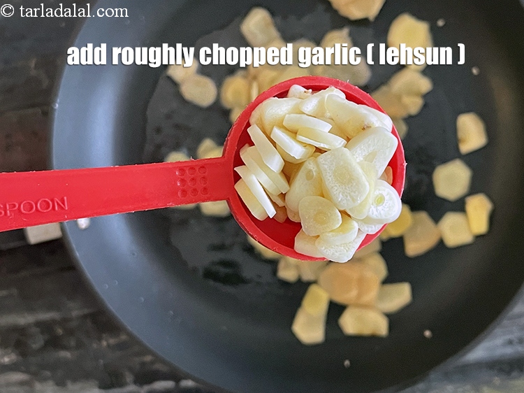 स्टेप 5 – २ टेबल-स्पून&nbsp;<a href=""https://www.tarladalal.com/glossary-chopped-garlic-hindi-790i"">कटा हुआ लहसुन</a> डालें