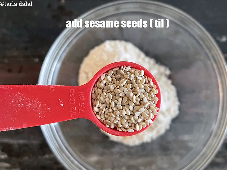 स्टेप 5 – १/२ टेबल-स्पून&nbsp;<a href=""https://www.tarladalal.com/glossary-sesame-seeds-til-gingelly-seeds-hindi-612i"">तिल</a>&nbsp;डालें&nbsp;।