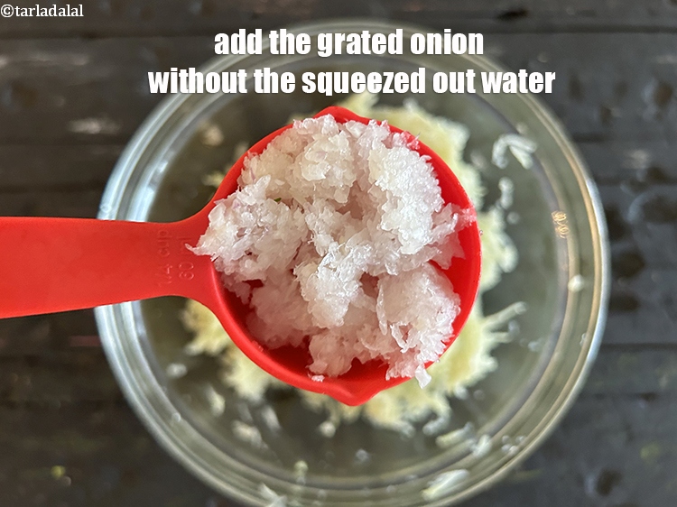 स्टेप 5 – बिना पानी के निचोडा&nbsp;हुआ प्याज डालें।&nbsp;आप चाहे तो आज का …