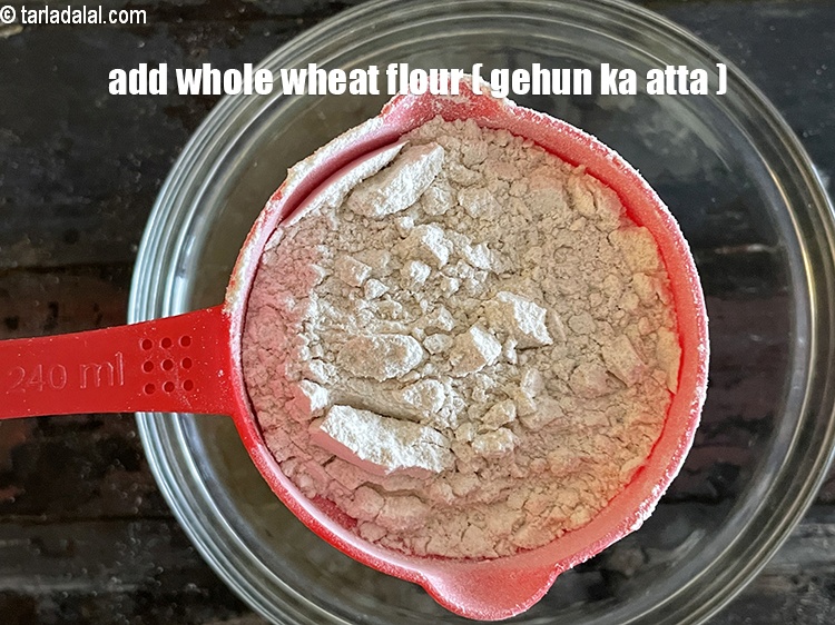 स्टेप 5 – ३/४ कप&nbsp;<a href=""https://www.tarladalal.com/glossary-whole-wheat-flour-gehun-ka-atta-gehun-ka-aata-hindi-429i"">गेहूं का आटा</a>&nbsp;<span style=""font-size:11.0pt""><span style=""background-color:white""><span style=""font-family:&quot;Nirmala UI&quot;,sans-serif""><span style=""color:black"">डालें।</span></span></span></span>