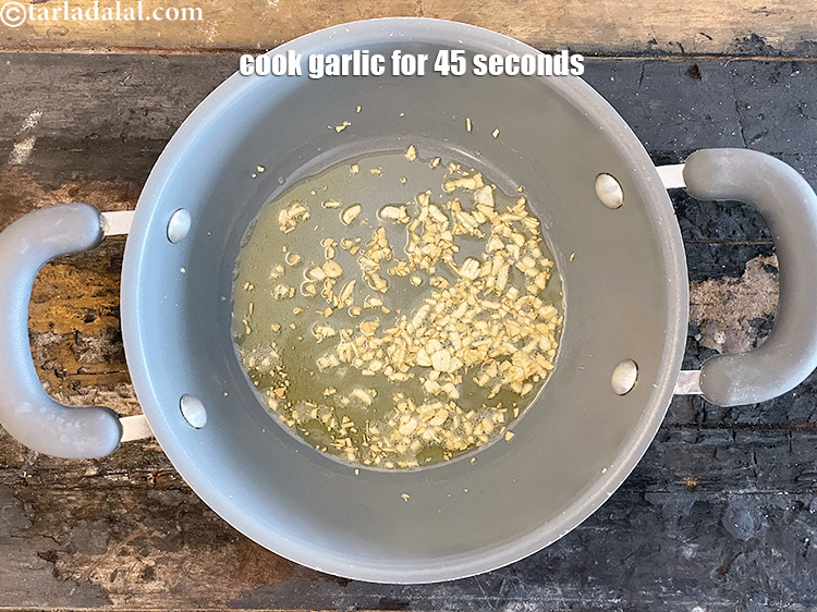 स्टेप 12 – मध्यम आंच पर 45 सेकंड तक पकाएं।