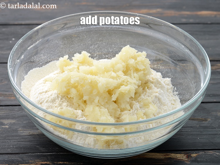 स्टेप 5 – २ टेबल-स्पून&nbsp;<a href=""https://www.tarladalal.com/glossary-semolina-sooji-rava-rawa-hindi-603i"">सूजी (रवा)</a>&nbsp;और १ कप&nbsp;<a href=""https://www.tarladalal.com/glossary-boiled-peeled-and-grated-potatoes-hindi-2341i"">उबले , छिले और …