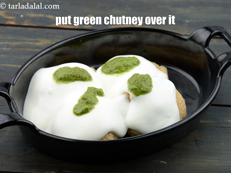 Step 65 – Put 2 tsp <a href="https://www.tarladalal.com/green-chutney-22266r">green chutney</a>&nbsp;evenly over it.
