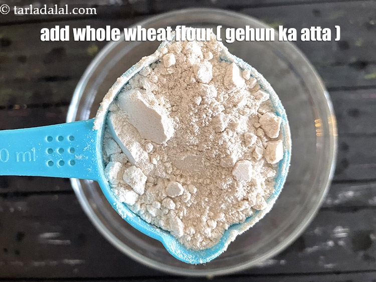 स्टेप 5 – १/२ कप&nbsp;<a href=""https://www.tarladalal.com/glossary-whole-wheat-flour-gehun-ka-atta-gehun-ka-aata-hindi-429i"">गेहूं का आटा</a>&nbsp;डालें।