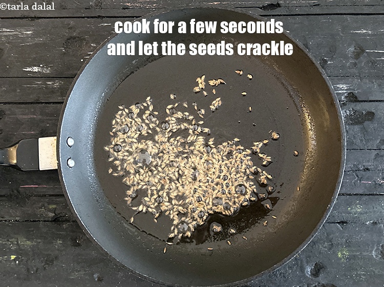 स्टेप 7 – कुछ सेकंड तक पकाएं और बीज चटकने दें।