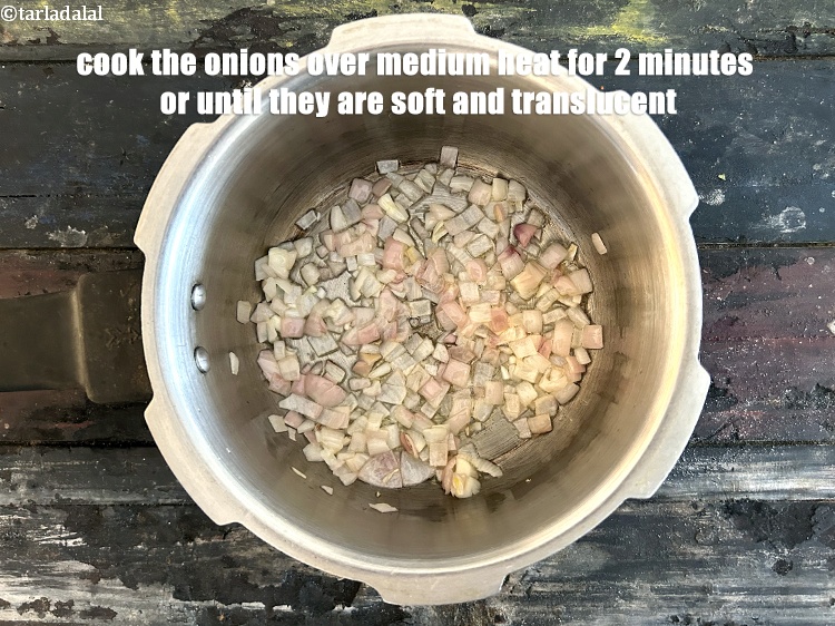 स्टेप 6 – प्याज को मध्यम आंच पर 2 मिनट तक या उनके …