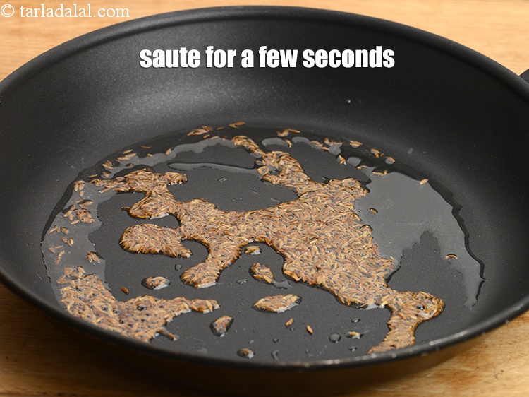 स्टेप 7 – मध्यम आंच पर कुछ सेकंड के लिए भून लें।