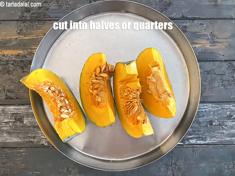 स्टेप 5 – कद्दू को आधे या चौथाई भागों में काट लें।