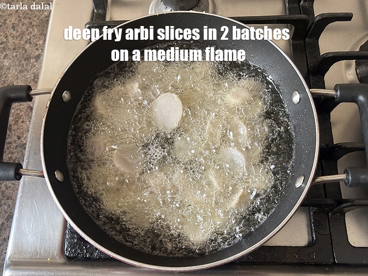 स्टेप 6 – अरबी के टुकड़ों को 2 बैचों में मध्यम आंच पर …