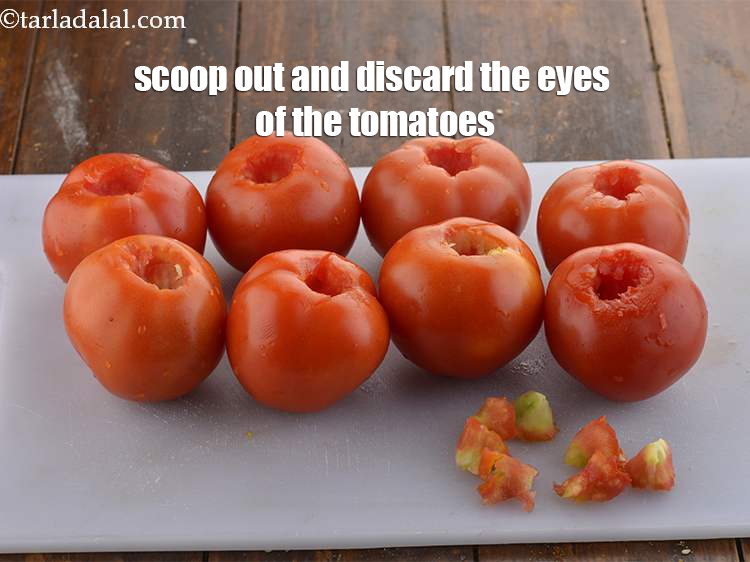 स्टेप 7 – तेज चाकू की नोक से टमाटर की आंखें निकाल लें …