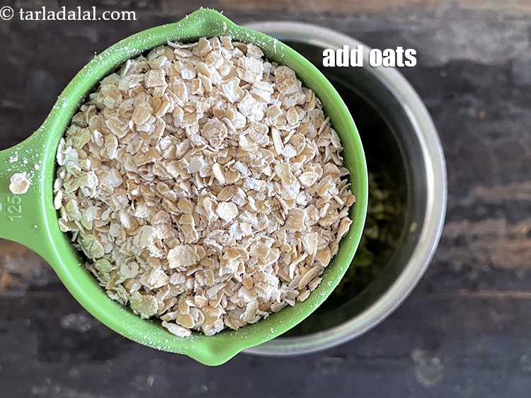 स्टेप 11 – १/२ कप&nbsp;<a href=""https://www.tarladalal.com/glossary-quick-cooking-rolled-oats-rolled-oats-hindi-547i"">क्विक कुकिंग रोल्ड ओट्स</a>&nbsp;डालें।&nbsp;&nbsp;