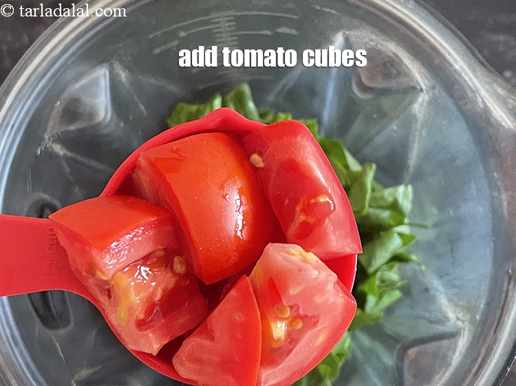 स्टेप 5 – १/४ कप&nbsp;<a href=""https://www.tarladalal.com/glossary-tomato-cubes-hindi-728i"">टमाटर के टुकड़े</a>&nbsp;डालें।