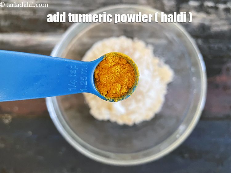स्टेप 6 – १/४ टी-स्पून&nbsp;<a href=""https://www.tarladalal.com/glossary-turmeric-powder-haldi-hindi-645i"">हल्दी</a>&nbsp;डालें।