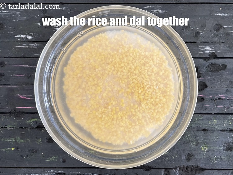 स्टेप 5 – चावल और दाल को एक साथ धो लें।