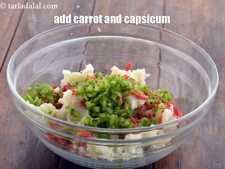 Step 3 – Add the carrot and capsicum.The carrots are grated and the capsicum is finely chopped.