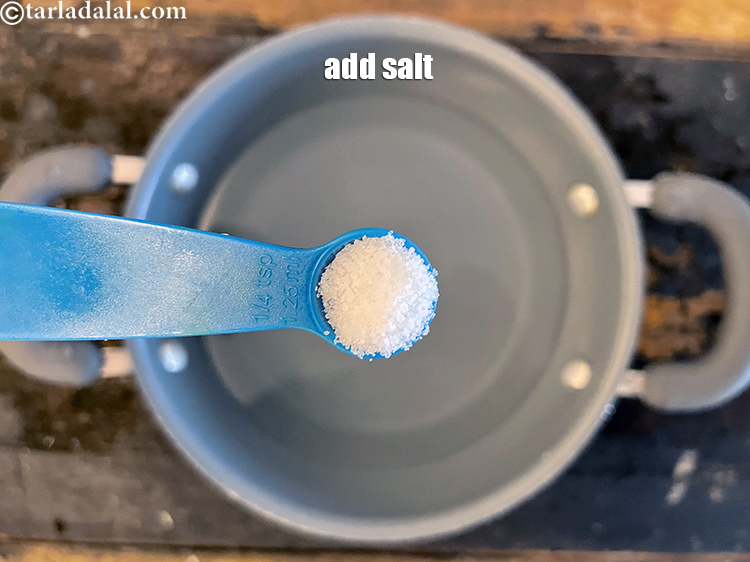 स्टेप 5 – एक चुटकी नमक डालें।
