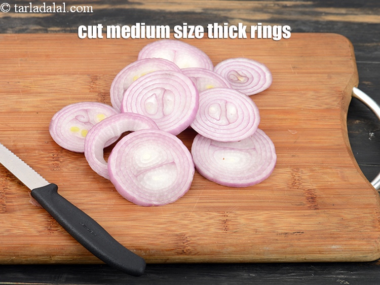 Step 5 – Cut the medium size thick rings of the onion.