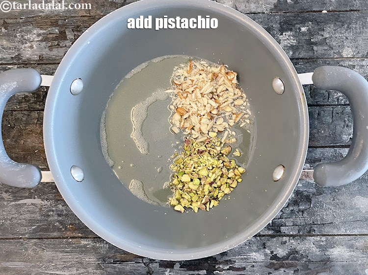 स्टेप 7 – २ टेबल-स्पून कटे हुए पिस्ता डालें।