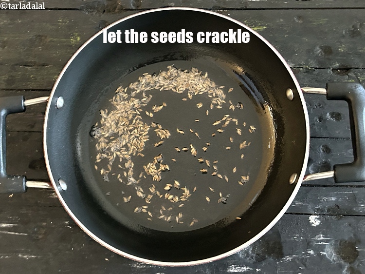 स्टेप 9 – जीरे को चटकने दीजिये।
