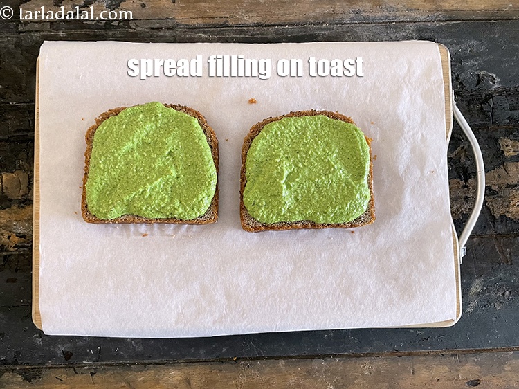 स्टेप 22 – इसके ऊपर टॉपिंग का एक भाग समान रूप से फैलाएं।