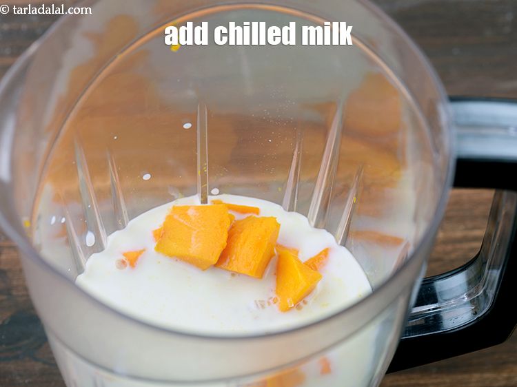 स्टेप 5 – १ कप&nbsp;ठंडा&nbsp;<a href=""https://www.tarladalal.com/glossary-milk-doodh-full-cream-milk-hindi-514i"">दूध</a>&nbsp;डालें ।