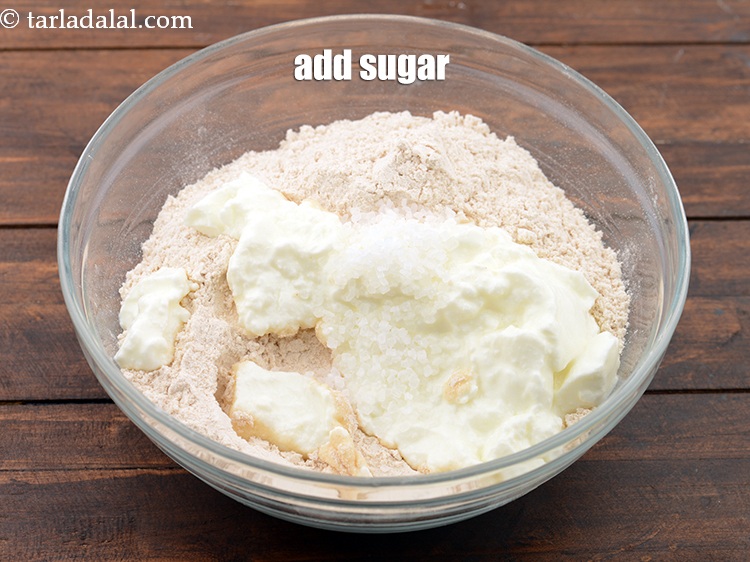 स्टेप 6 – २ टी-स्पून&nbsp;<a href=""https://www.tarladalal.com/glossary-sugar-chini-shakkar-hindi-278i"">चीनी</a>&nbsp;डालें।&nbsp;&nbsp;