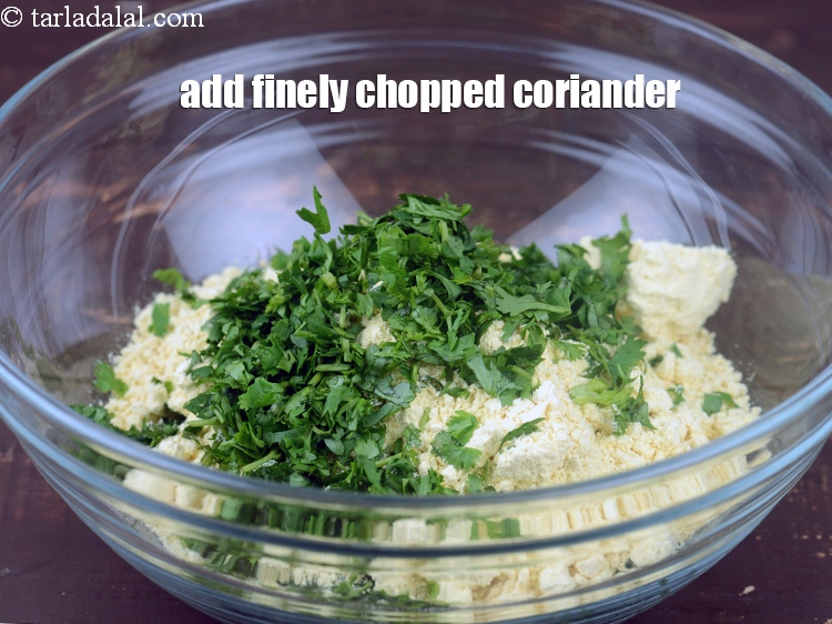 स्टेप 5 – १/४ कप&nbsp;बारीक&nbsp;<a href=""https://www.tarladalal.com/glossary-chopped-coriander-hindi-783i"">कटा हुआ हरा धनिया</a> डालें।