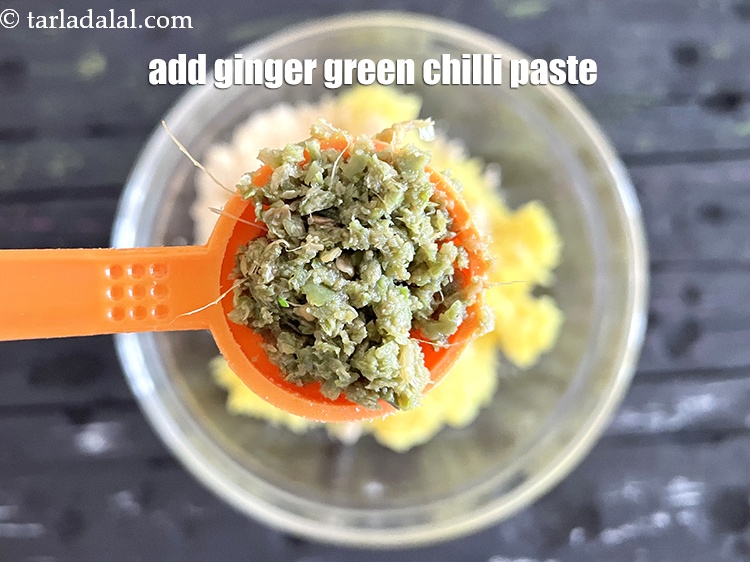स्टेप 6 – २ टी-स्पून&nbsp;<a href=""https://www.tarladalal.com/glossary-ginger-green-chilli-paste-adrak-mirch-ki-paste-adrak-mirchi-paste-hindi-139i"">अदरक-हरी मिर्च की पेस्ट</a>&nbsp;&nbsp;डालें।