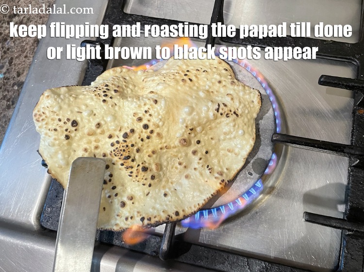स्टेप 5 – पापड़ को पकाने के लिए उसे मध्यम से तेज आंच …