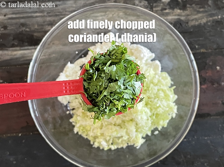 स्टेप 5 – २ टेबल-स्पून&nbsp;बारीक&nbsp;<a href=""https://www.tarladalal.com/glossary-chopped-coriander-hindi-783i"">कटा हुआ हरा धनिया</a>&nbsp;डालें।&nbsp;&nbsp;