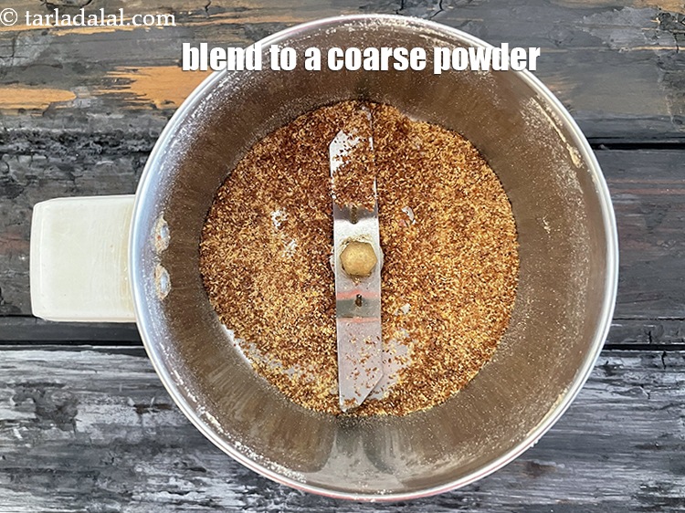 स्टेप 5 – मिश्रण को मोटा पाउडर बना लें।