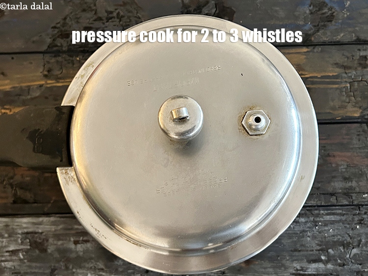 स्टेप 9 – 2 से 3 सीटी आने तक प्रेशर कुक करें।