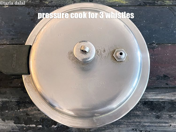 स्टेप 8 – 3 सीटी आने तक प्रेशर कुक करें।