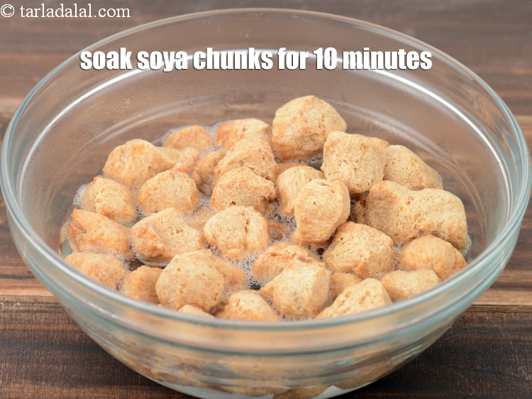 स्टेप 5 – १ १/२ कप&nbsp;<a href=""https://www.tarladalal.com/glossary-soy-chunks-soy-nuggets-soya-chunks-soya-nuggets-hindi-619i"">सोया चन्कस्</a>&nbsp;को गर्म पानी में भिगोकर 10 …