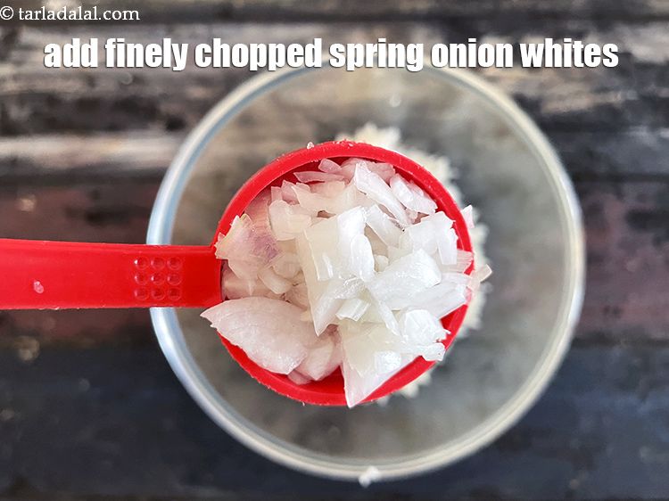 स्टेप 7 – १ १/२ टेबल-स्पून&nbsp;बारीक<a href=""https://www.tarladalal.com/glossary-chopped-spring-onion-whites-hindi-815i"">कटा हुआ हरे प्याज का सफेद भाग</a>&nbsp;डालें …