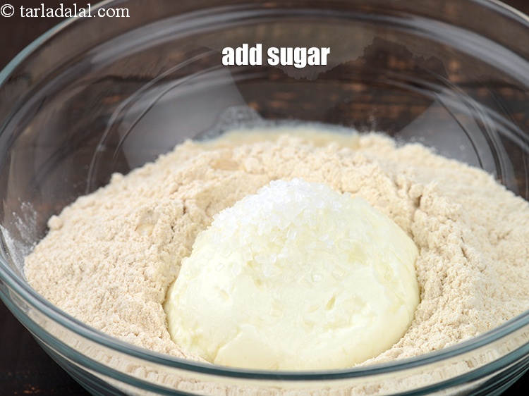 स्टेप 5 – 1 टीस्पून चीनी डालें। चीनी किण्वन में मदद करती है …