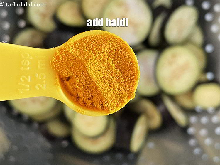 स्टेप 5 – १/२ टी-स्पून&nbsp;<a href=""https://www.tarladalal.com/glossary-turmeric-powder-haldi-hindi-645i"">हल्दी पाउडर</a>&nbsp;&nbsp;छिड़कें&nbsp;&nbsp;।