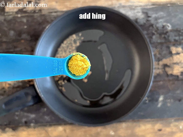 स्टेप 5 – १/८ टी-स्पून <a href=""https://www.tarladalal.com/glossary-asafoetida-hing-hindi-113i"" target=""_blank"">हींग</a> डालें।