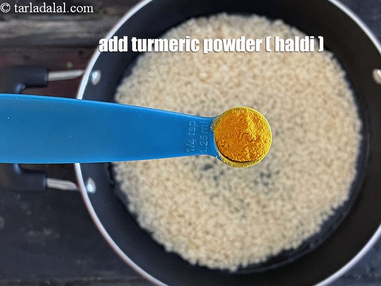 स्टेप 11 – १/४ टी-स्पून&nbsp;<a href=""https://www.tarladalal.com/glossary-turmeric-powder-haldi-hindi-645i"">हल्दी पाउडर</a>&nbsp;डालें।