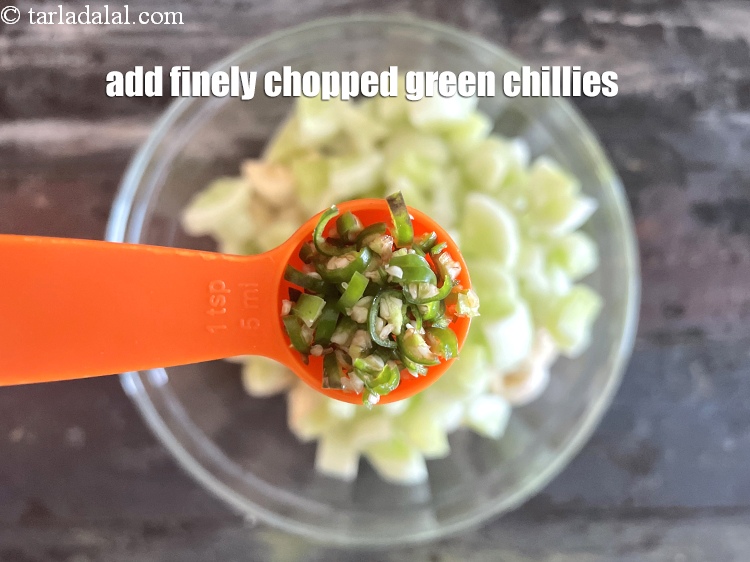 स्टेप 5 – <p>२ टी-स्पून&nbsp;बारीक&nbsp;<a href="">कटी हुई हरी मिर्च</a> डालें। हरी मिर्च एक …