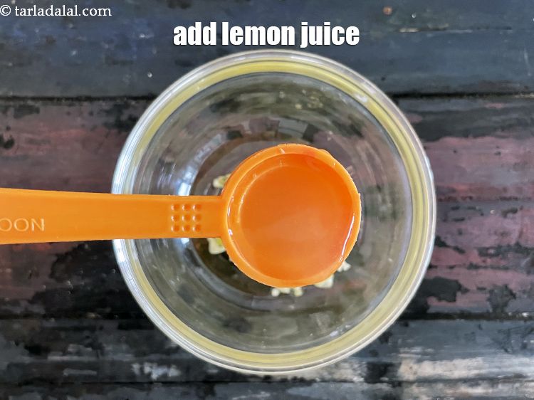 स्टेप 15 – २ टी-स्पून&nbsp;<a href=""https://www.tarladalal.com/glossary-lemon-juice-numbi-ka-ras-nimbu-ka-juice-hindi-471i"">नींबू का रस</a>&nbsp;डालें।