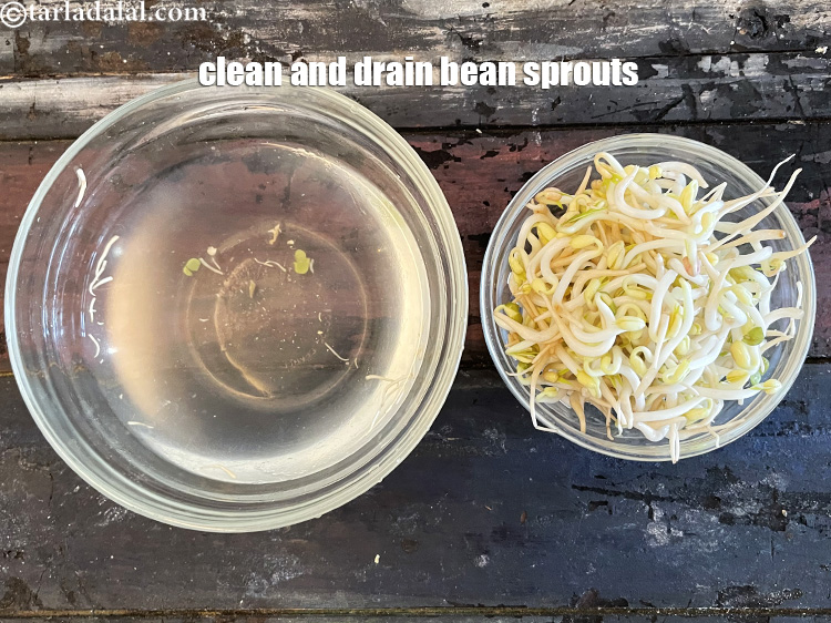 Step 5 – Clean and drain the bean sprouts.&nbsp;<br /> &nbsp;