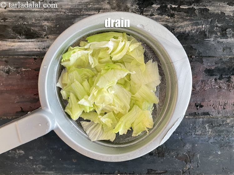 स्टेप 5 – निथार लें।<em> अगर आपके पास ढेर सारे आइसबर्ग लेट्यूस हैं …