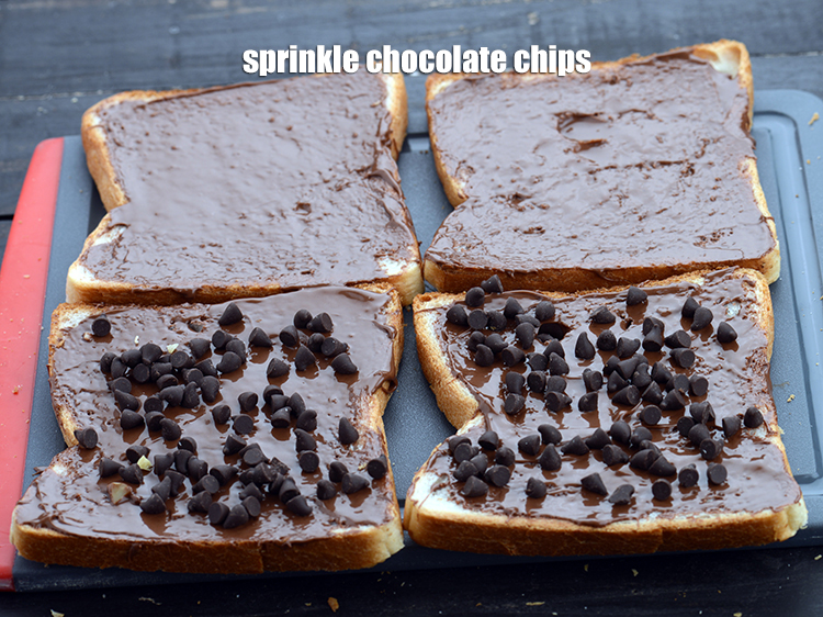 Step 5 – Sprinkle 1 tbsp of <a href="https://www.tarladalal.com/glossary-chocolate-chips-325i">chocolate chips</a>.